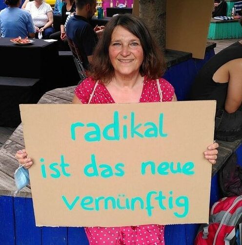 Foto Elvira Hanemann mit Plakat 