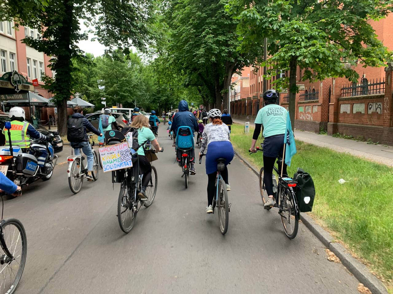 Marit fährt mit anderen bei der Demo Fahrrad