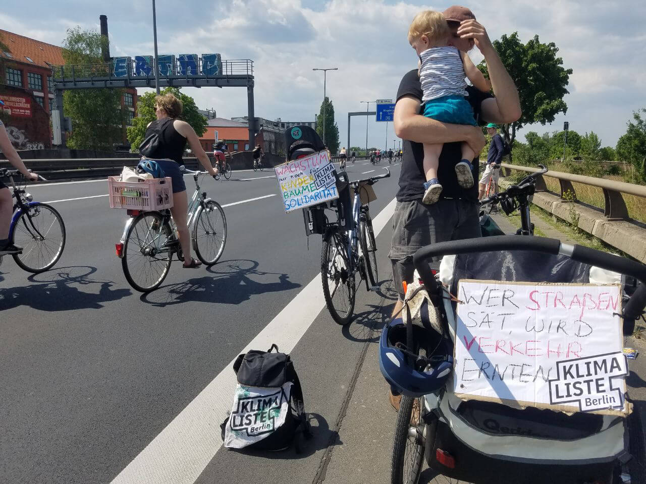 Fahrräder fahren auf der Autobahn